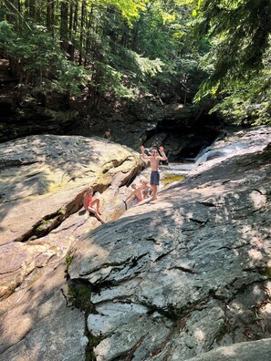 Une formation rocheuse naturelle avec une petite cascade.