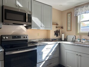 Fridge, microwave, oven, stovetop - Historic Ski House, Walk to Town, Short Drive to Slopes (Jamaica)