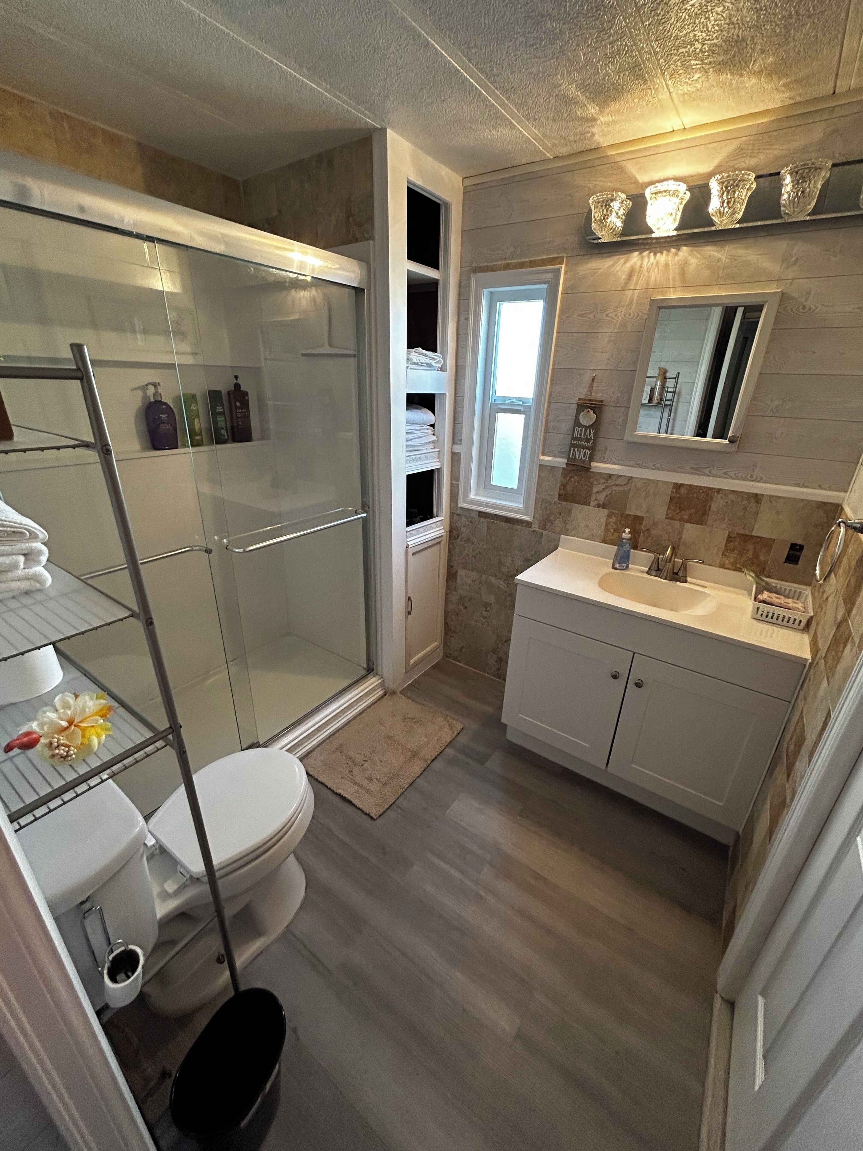 Dusj, hårføner, håndklær og såpe