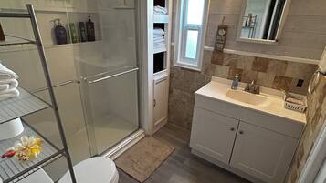 Dusj, hårføner, håndklær og såpe