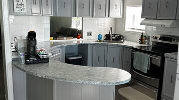 Geladeira, micro-ondas, fogão, cooktop
