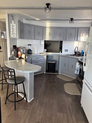 Fridge, microwave, oven, stovetop - Sunset Cove (Moses Lake)