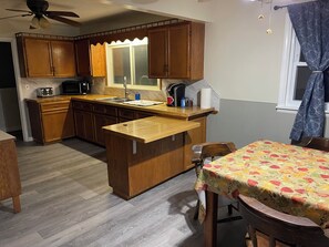 Private kitchen - Charming 3-bedroom house with AC in Harrietta (Harrietta)