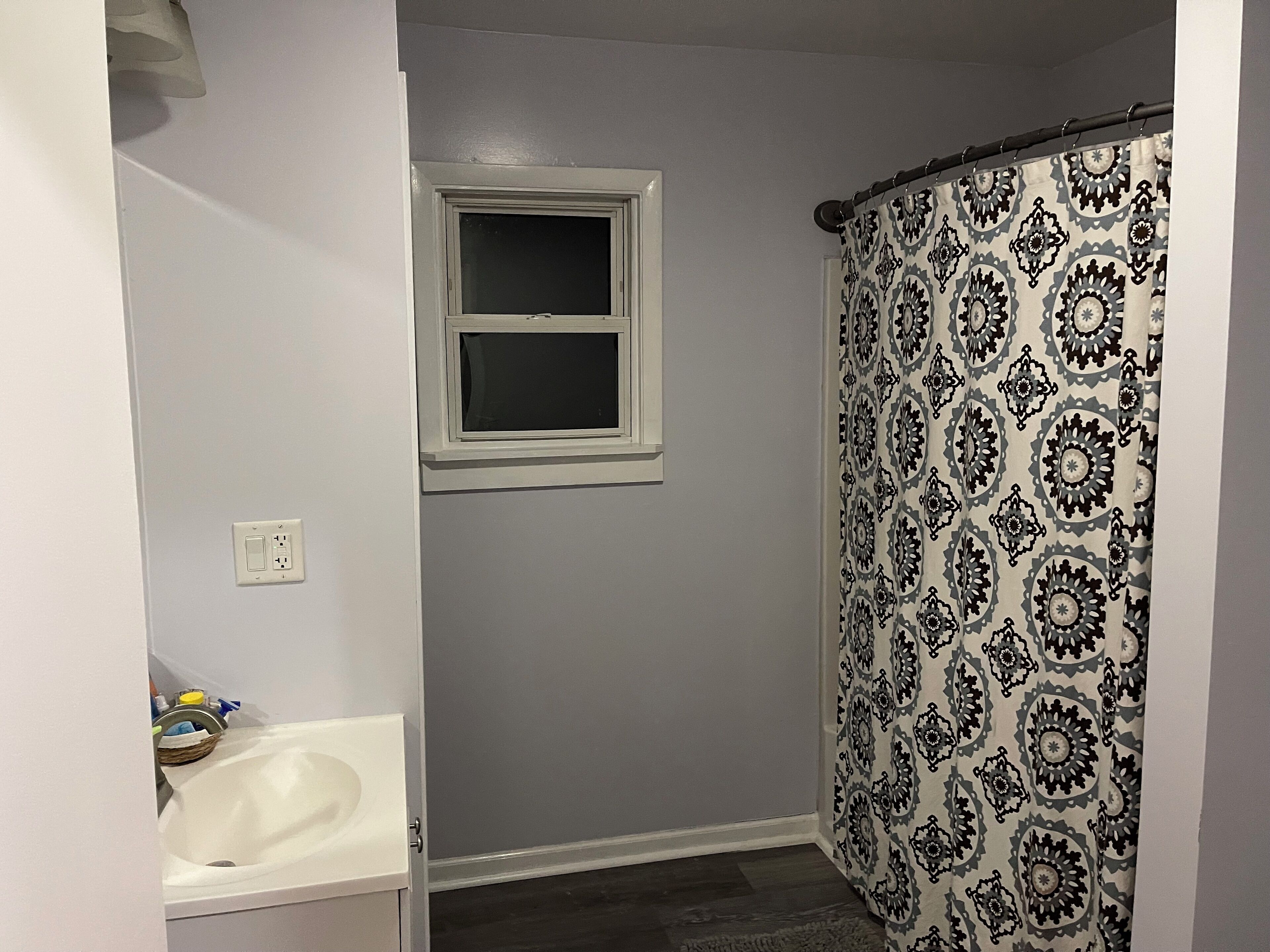 Sèche-cheveux, serviettes fournies, savon, papier toilette