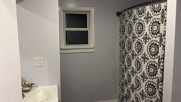 Sèche-cheveux, serviettes fournies, savon, papier toilette