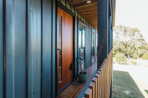 Cosy container house walking distance to town.