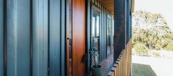 Cosy container house walking distance to town.