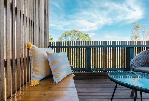 Cosy container house walking distance to town.