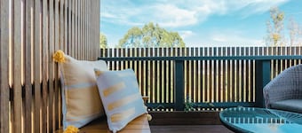 Cosy container house walking distance to town.