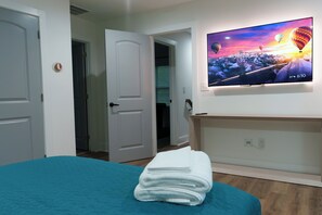 4 bedrooms, iron/ironing board, internet, bed sheets - Luxury 4BR 4BA • In-law suite • Firepit Lounge (Decatur)