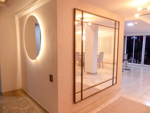 المنشأة من الداخل