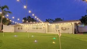 Property grounds - Lakefront Getaway 5BR/3BA • Heated Pool Paradise (Oakland Park)