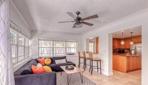 Smart TV, ping pong - Lakefront Getaway 5BR/3BA • Heated Pool Paradise (Oakland Park)