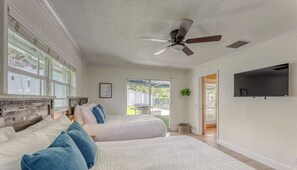 5 bedrooms, desk, iron/ironing board, travel cot - Lakefront Getaway 5BR/3BA • Heated Pool Paradise (Oakland Park)
