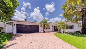 Exterior - Lakefront Getaway 5BR/3BA • Heated Pool Paradise (Oakland Park)