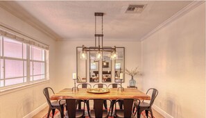 Dining - Lakefront Getaway 5BR/3BA • Heated Pool Paradise (Oakland Park)