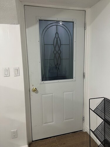Warm, Cozy Basement Apartment in Toronto, Cross to bus stub