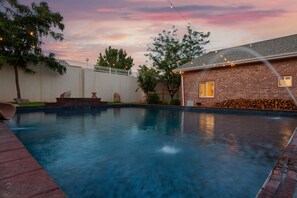 Outdoor pool - Private, soothing 5-bedroom home with AC in charming Hildale (Hildale)