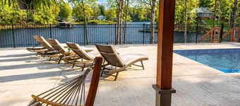 Private Lay Lake Peninsula, 1000ft Shoreline, Boat Ramp, Pool, Docks, Sleeps 9
