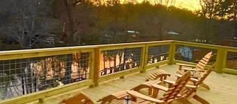 Private Lay Lake Peninsula, 1000ft Shoreline, Boat Ramp, Pool, Docks, Sleeps 9