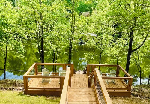 Private Lay Lake Peninsula, 1000ft Shoreline, Boat Ramp, Pool, Docks, Sleeps 9