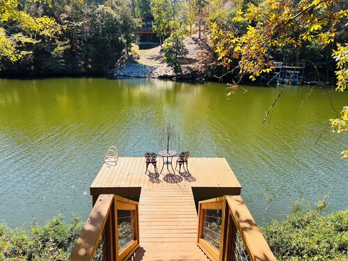 Waterfront Retreat on Lay Lake with Pool