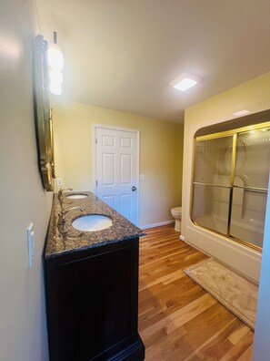 Secadora de cabello, toallas, jabón, shampoo 