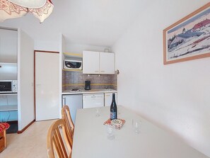 Frigorífico, microondas, horno y lavavajillas