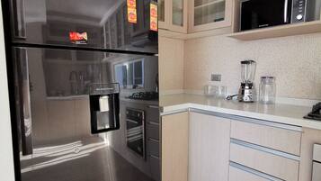 Apartamento superluxo, 4 quartos, piscina particular, vista para a cidade | Cozinha privada