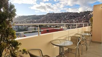 Apartamento superluxo, 4 quartos, piscina particular, vista para a cidade | Terraço/pátio