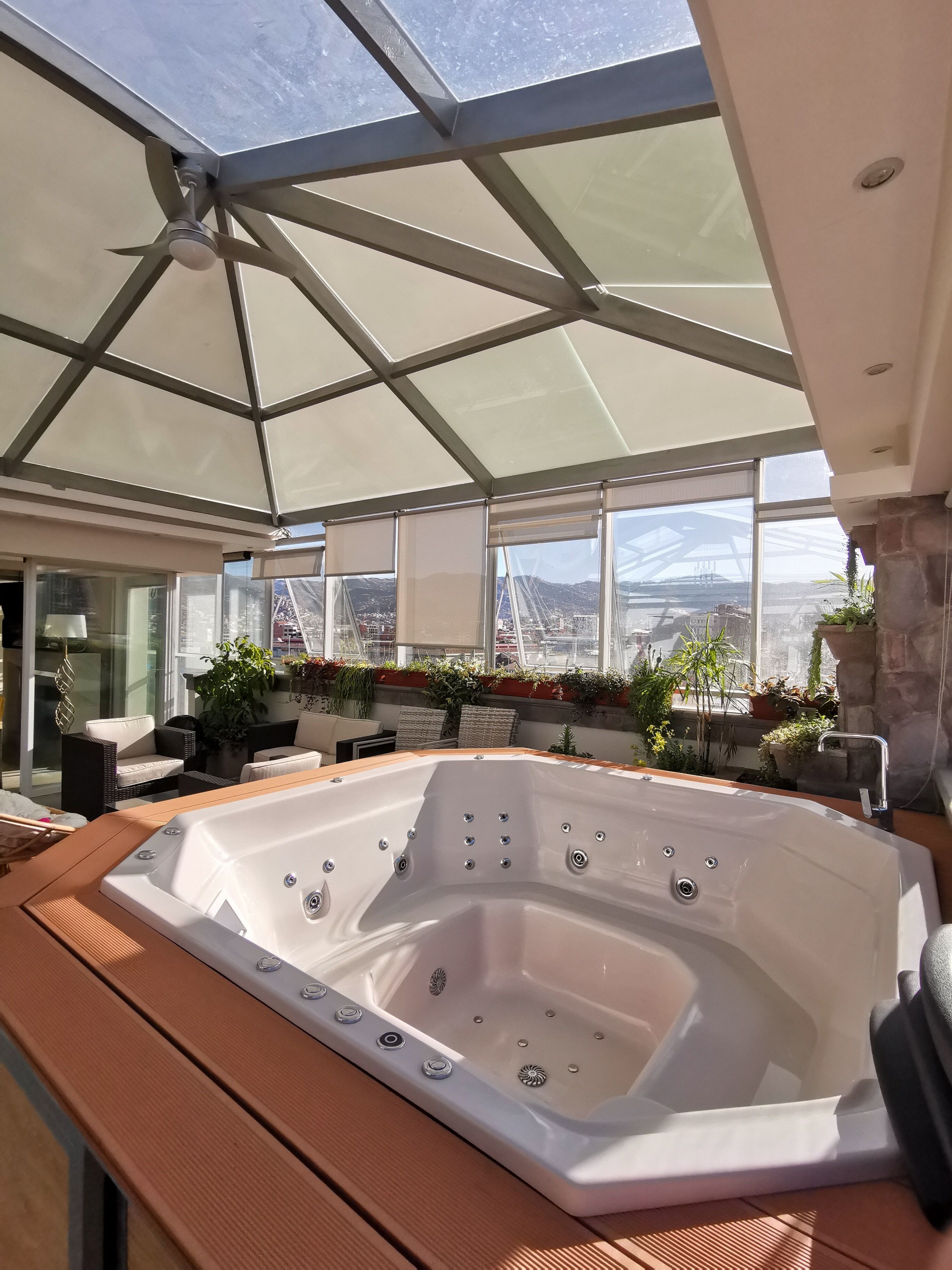 Appartement Luxe, 4 chambres, piscine privée, vue ville | Bain à remous privé