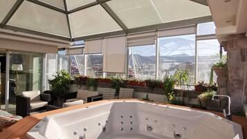 Luxury-Apartment, 4 Schlafzimmer, eigener Pool, Stadtblick | Eigener Whirlpool