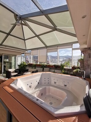 Appartement Luxe, 4 chambres, piscine privée, vue ville | Bain à remous privé