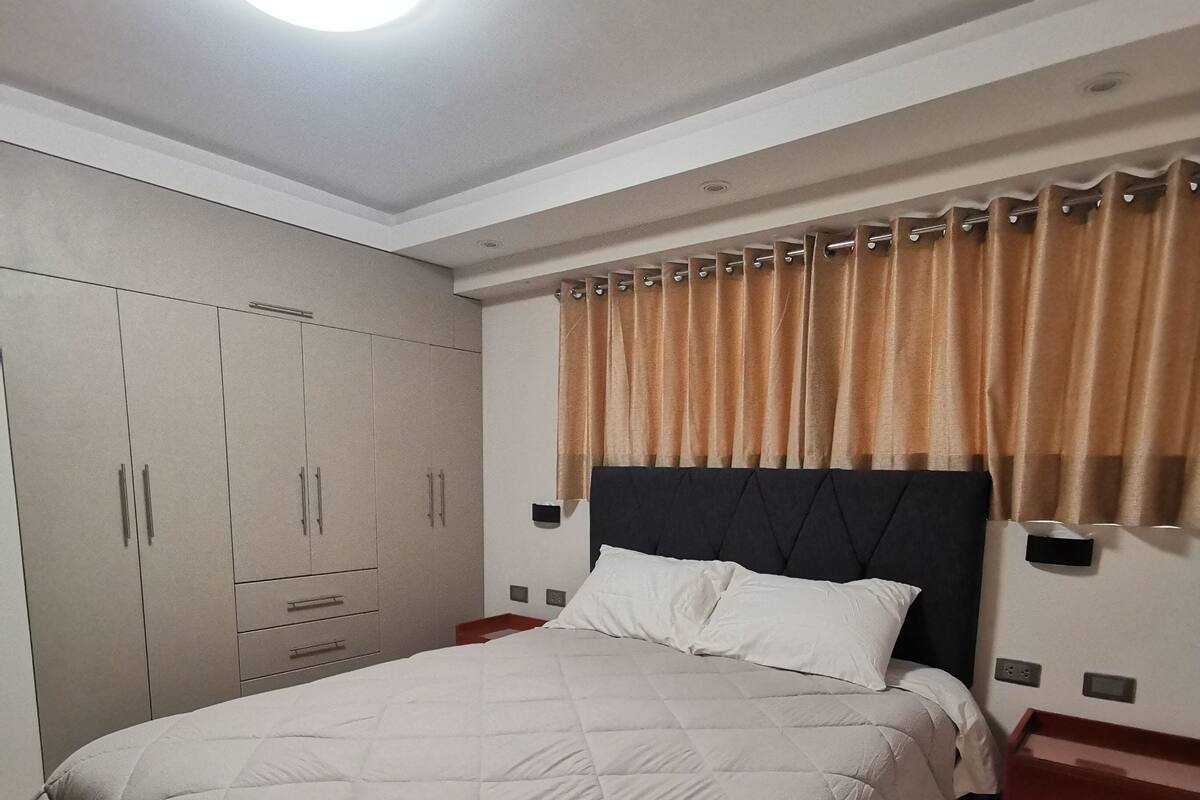 Appartement supérieur, vue sur la ville | Rideaux d’obscurcissement, fer et planche à repasser