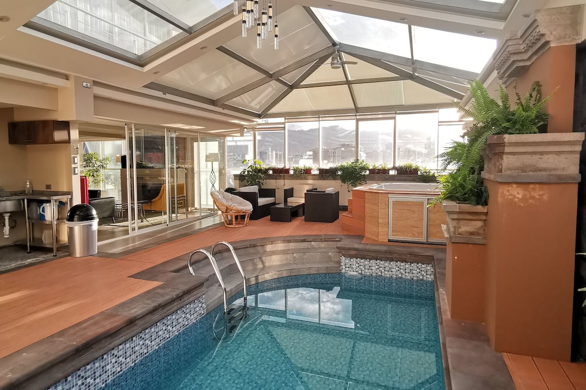 Luxury-Apartment, 4 Schlafzimmer, eigener Pool, Stadtblick | Pool | Innenpool