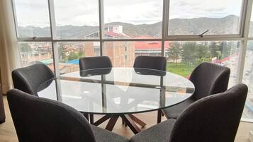 Superior-Apartment, Stadtblick | Esszimmer