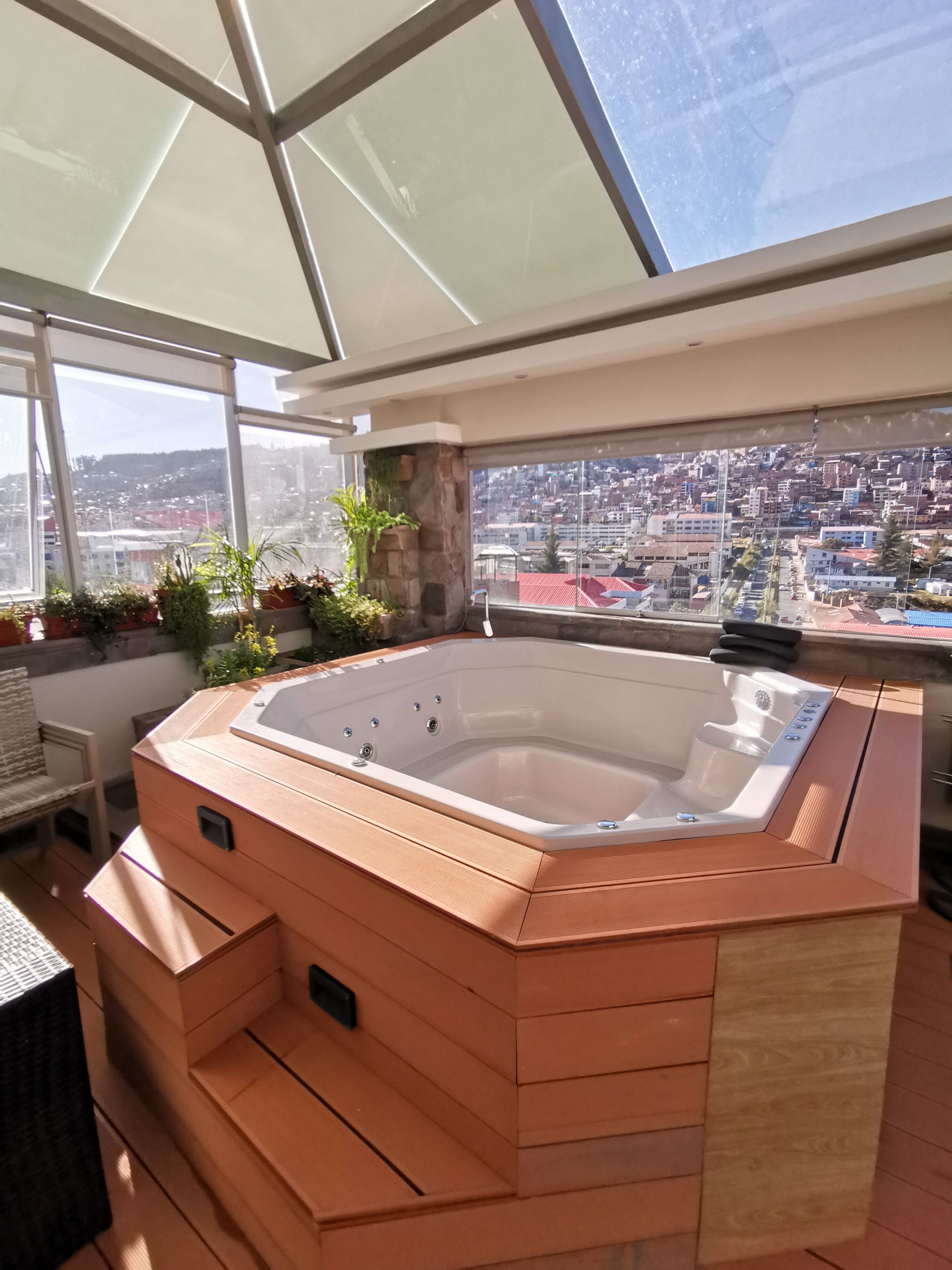 Luxury-Apartment, 4 Schlafzimmer, eigener Pool, Stadtblick | Eigener Whirlpool