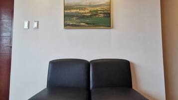 Superior-Apartment, Stadtblick | Wohnzimmer