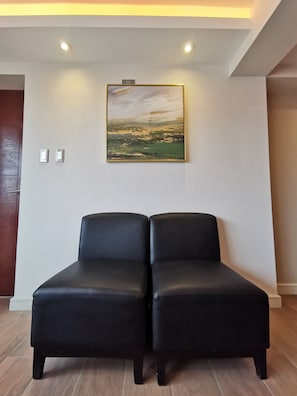 Superior-Apartment, Stadtblick | Wohnzimmer