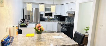 Modern LXY 3 BR entire Apt near Manhattan, NYC + Free Parking. Bus access to NYC