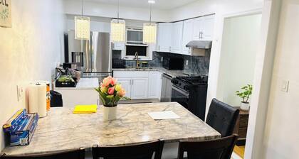 Modern LXY 3 BR entire Apt near Manhattan, NYC + Free Parking. Bus access to NYC