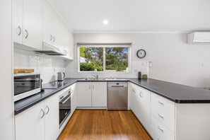 雪櫃、微波爐、焗爐、爐具