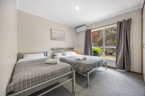 3 slaapkamers, een strijkplank/strijkijzer, gratis wifi, beddengoed