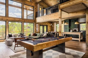 Fernseher, Kamin, Tischfußball, Tischtennisplatte