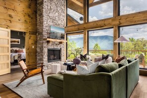 TV, peis, fotballspill og bordtennis