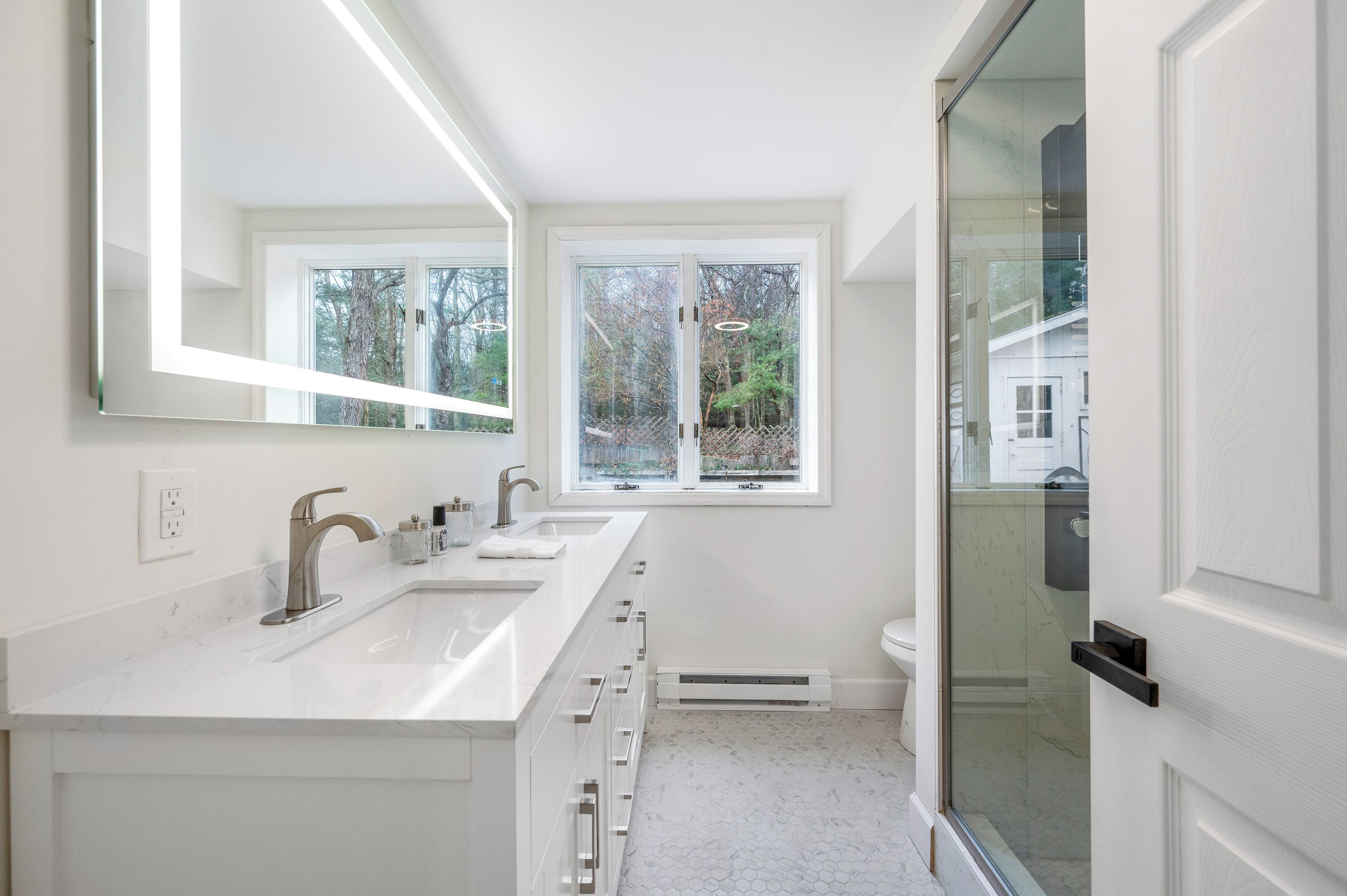 Secadora de cabello, toallas, jabón, papel de baño 