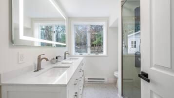 SĂšche-cheveux, serviettes fournies, savon, papier toilette