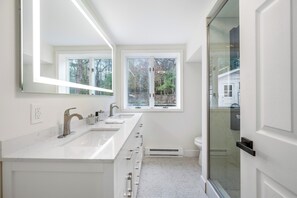 Haartrockner, Handtücher, Seife, Toilettenpapier