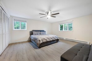 6 bedrooms, iron/ironing board, WiFi, bed sheets - Features two living rooms, sauna, hot tub, and fire pit -over 4 acres of land. (Stroudsburg)