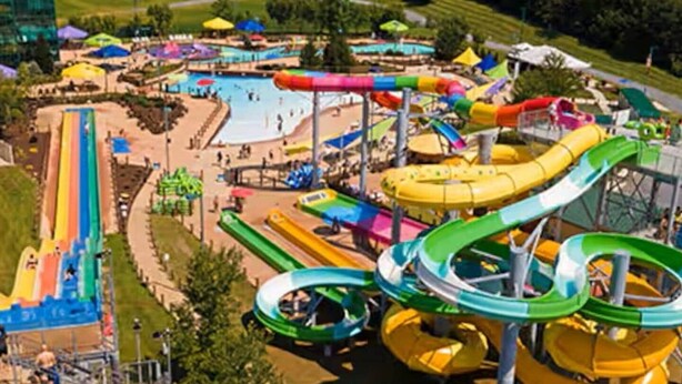 Un parc aquatique doté de nombreux toboggans et de plusieurs piscines.